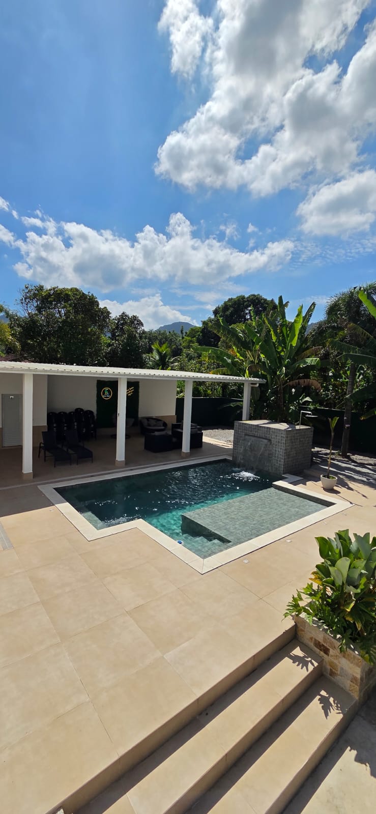 Piscina da Casa Ilha Bela com paisagismo tropical