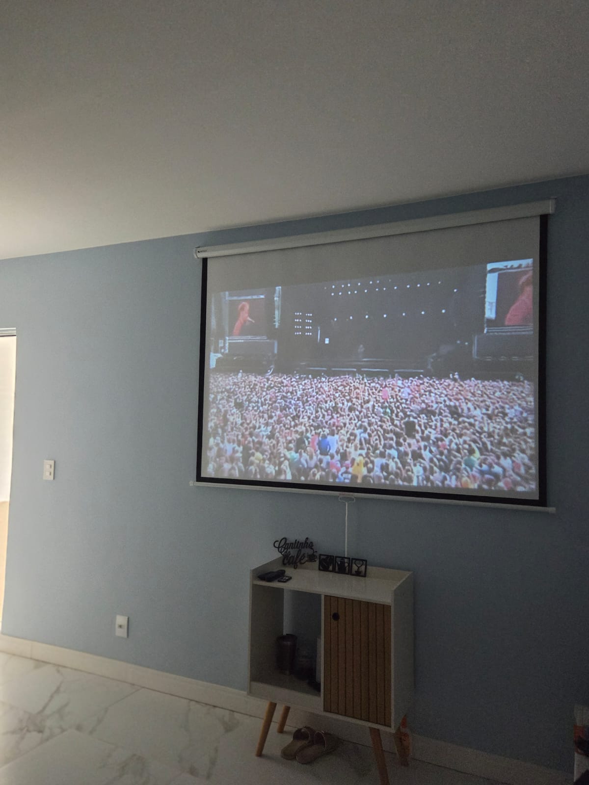 Sala com projetor e telão