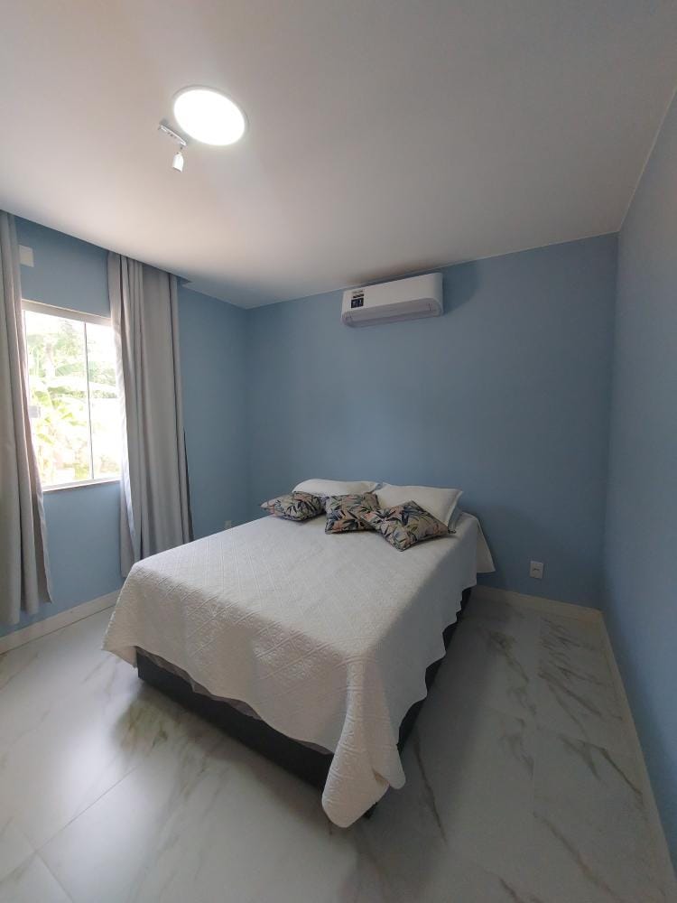 Quarto confortável com cama de casal