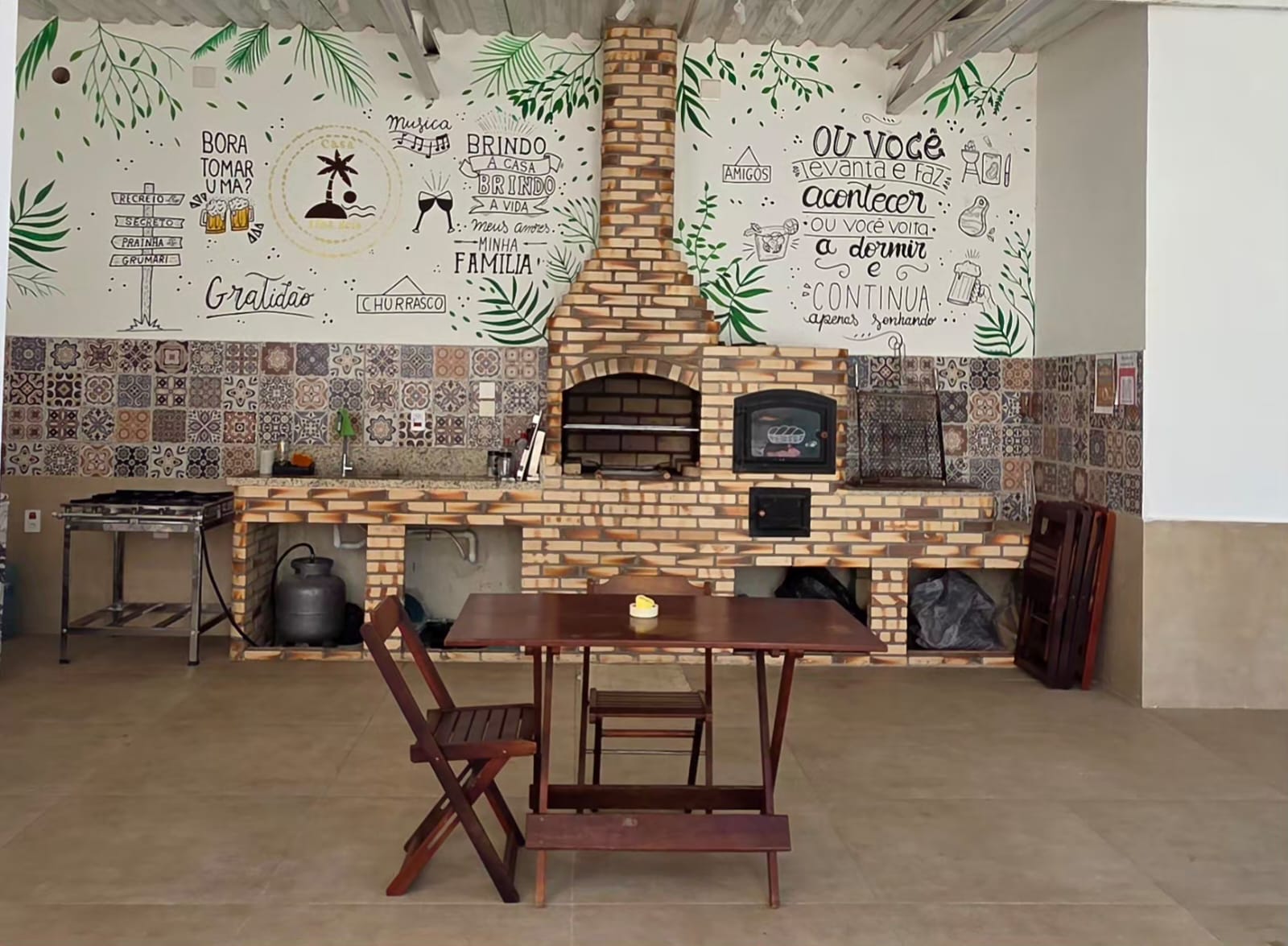 Área gourmet com forno a lenha e churrasqueira
