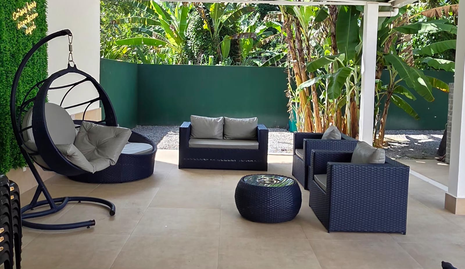 Lounge coberto com poltrona suspensa