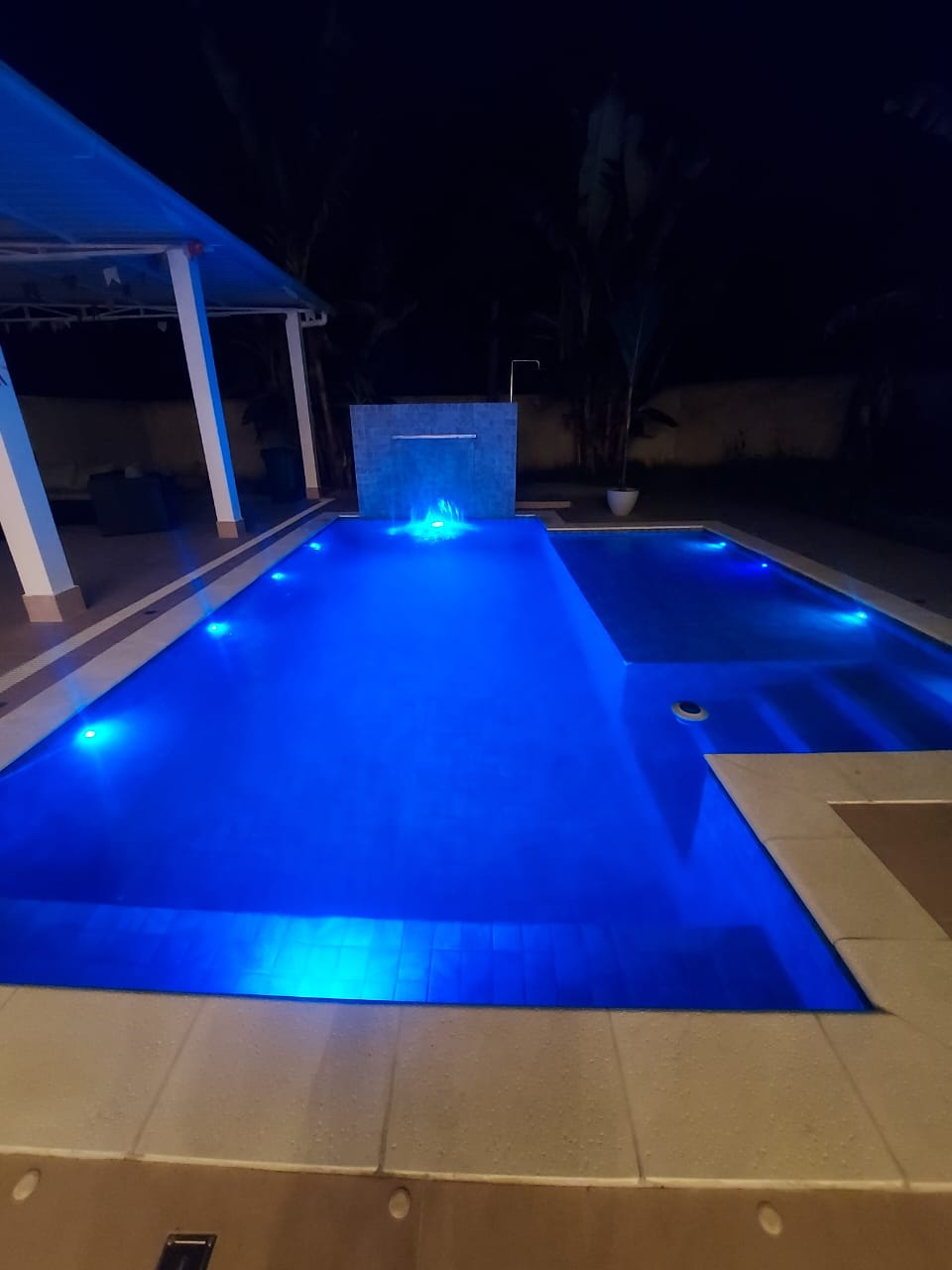 Piscina iluminada em azul à noite
